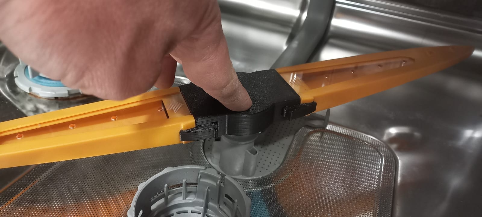 Kit de prototypes Bradem : demi-bras gris, moyeux noirs à fenêtre, embout orange et axe de montage jaune, dans un carton