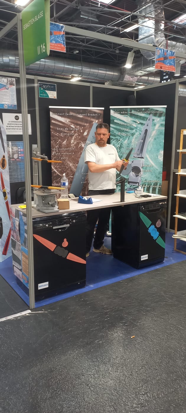 Sébastien Blaise sur le stand Bradem du Concours Lépine 2026, entre deux lave-vaisselle de démonstration