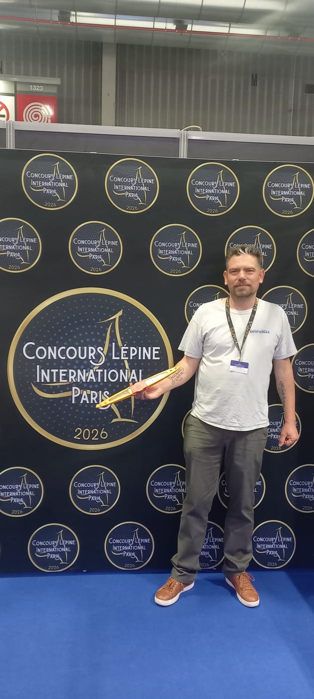 Sébastien Blaise, un bras de lavage Bradem à la main, devant le mur du Concours Lépine International Paris 2026
