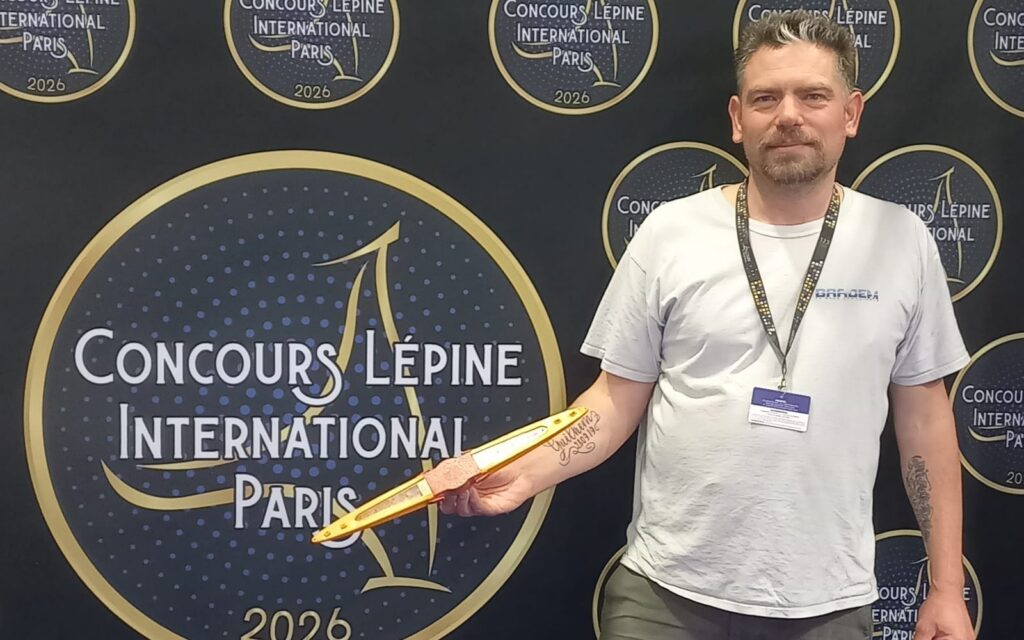 Sébastien Blaise, un bras de lavage Bradem à la main, devant le mur du Concours Lépine International Paris 2026