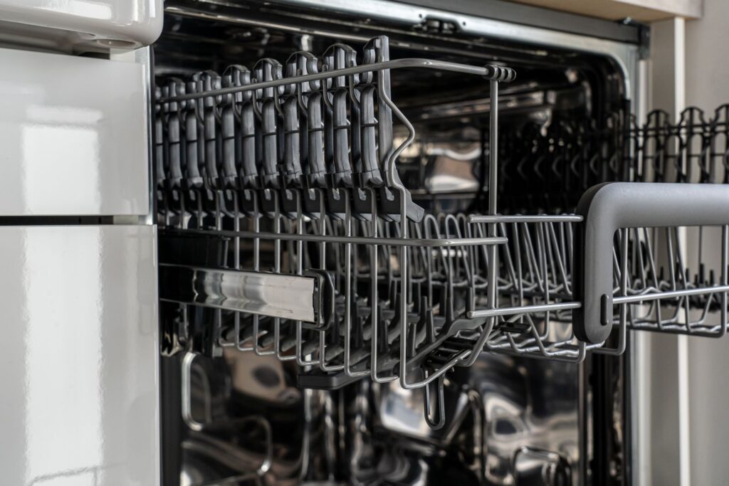 Intérieur d’un lave-vaisselle vide laissant apparaître le bras de lavage inférieur